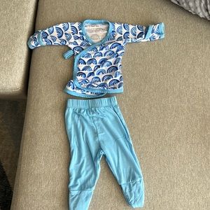 Little Sleepies (preemie size) wrap top and bottom. Excellent condition.